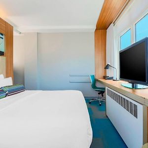 Aloft Guest room 1 King